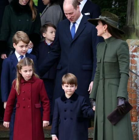 kráľ Karol III. oslavuje prvé Vianoce ako panovník s kráľovskou rodinou