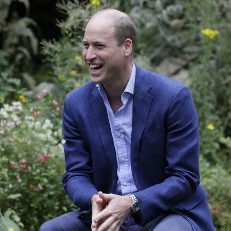 britský princ William, vojvoda z Cambridge, sa spoločensky vzďaľuje, keď hovorí s užívateľmi služieb počas návštevy záhradného domčeka svetelný projekt v peterborough, 16. júla 2020, ktorý ponúka informácie, rady a podporu drsným spáčom v peterborough