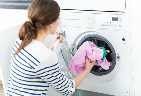 Žena pomocou práčky