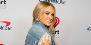 austin, texas – 7. mája carrie underwood pózuje v zákulisí počas festivalu iheartcountry v náladovom centre 7. mája 2022 v austine, texas foto by barry brecheisengetty images