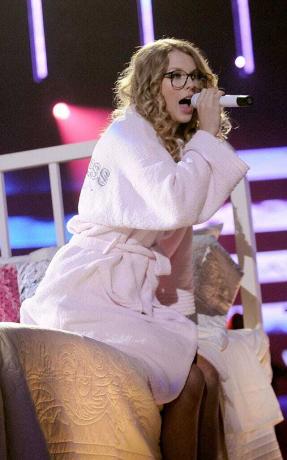 nashville, 16. júna 2009 Taylor Swift vystupuje na pódiu počas odovzdávania hudobných cien cmt 2009 v sommet centre 16. júna 2009 v Nashville, Tennessee foto od kevin mazurwireimage