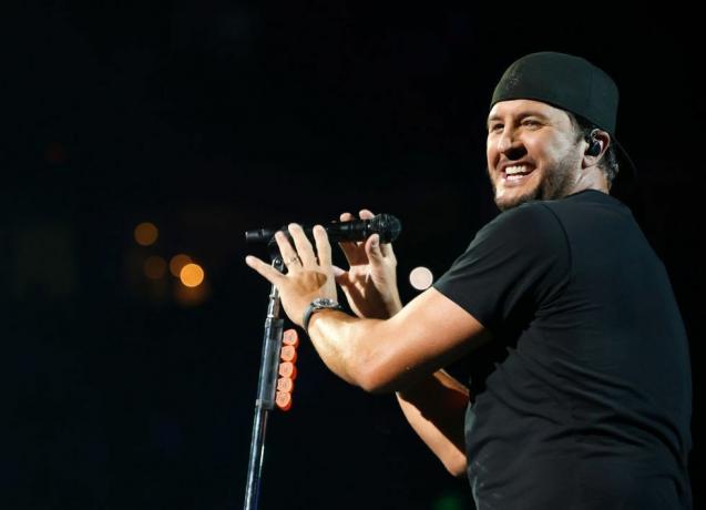 Nashville, Tennessee, 12. august, Luke Bryan vystupuje v aréne Bridgestone 12. augusta 2023 v Nashville, Tennessee, fotografia od Jasona kempingetty images