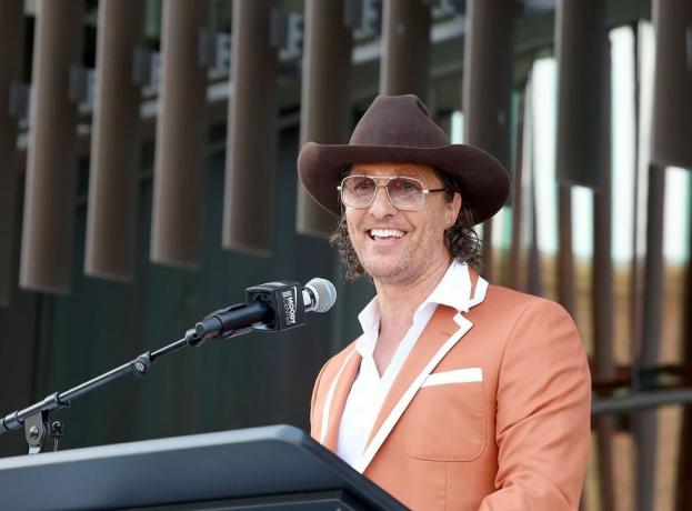 austin, texas, 19. apríl, texaská univerzita minister kultúry matthew mcconaughey sa zúčastňuje slávnostného prestrihnutia pásky Texaská univerzita v Austine nová viacúčelová aréna v náladovom centre 19. apríla 2022 v Austine, Texas foto od gary millergetty obrázky