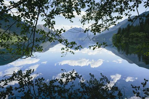 zrkadlové odrazy, obloha a oblaky odrazené na hladine vody jazera polmesiaca