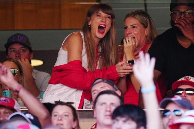 Kansas City, Missouri 24. september Taylor Swift je videný počas hry medzi chicagskými medveďmi a Kansas City šéfovia na ihrisku geha na štadióne arrowhead 24. septembra 2023 v meste Kansas, Missouri, fotografia od Jasona Hannagettyho snímky