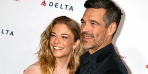 Los Angeles, Kalifornia, 24. januára l r leann Rimes a Eddie cibrian sa zúčastňujú na udeľovaní ocenenia osobnosti roka v musicares aerosmith v západnej hale v kongresovom centre los angeles 24. januára 2020 v los angeles, kalifornia, fotografia jeff kravitzfilmmagic