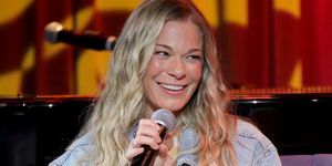 leann rimes hovorí na pódiu na večeri s leann rimes v múzeu grammy 31. mája 2022 v los angeles, kalifornia foto od rebeccy sappgetty obrázky pre nahrávaciu akadémiu