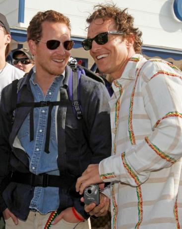 malibu, ca. apríl 26 herci cole hauser a matthew mcconaughey sa zúčastňujú umeleckého hudobného festivalu maliblue, ktorý sponzoruje emergen c, ktorý sa konal na móle malibu v malibu, kalifornia foto jeff vespawireimage