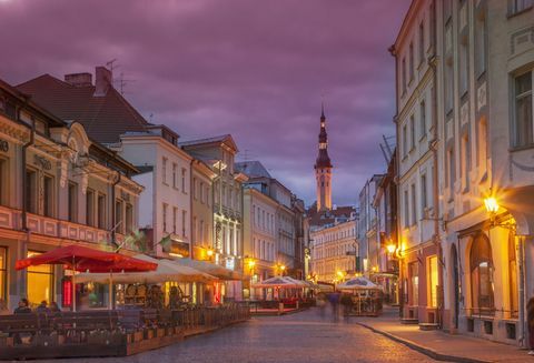 Osvetlené ulice v panorámu mesta, Tallin, Estónsko